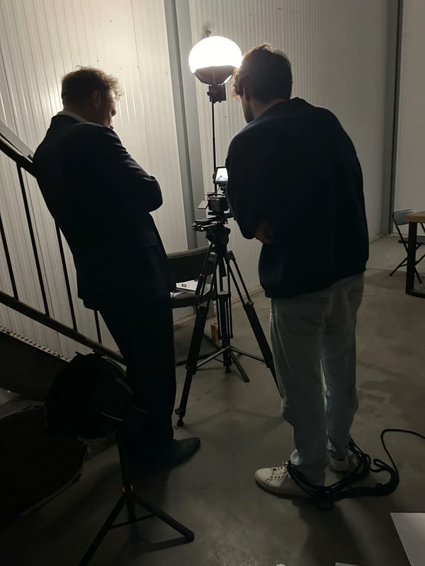 De acteurs kijken samen een opname terug op de cameramonitor