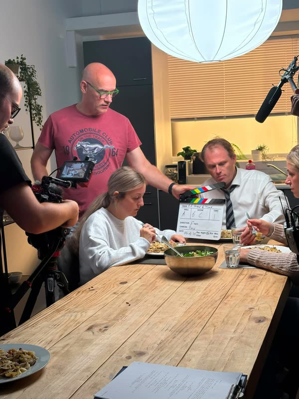 Opname van de scène aan de keukentafel, met het klapbord van Vriend of Vijand voor de camera