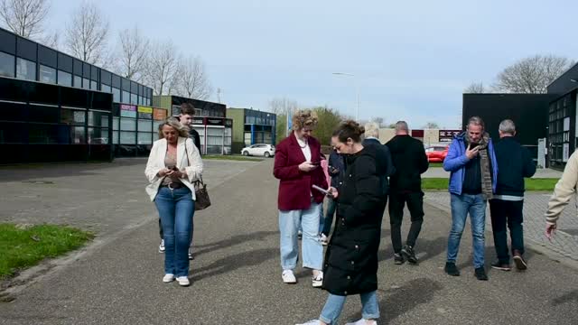 Groep bezoekers loopt over een bedrijventerrein